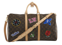 LOUIS VUITTON Édition Limitée 2018  Sac KEEPALL 50  Toile Monogram et cuir naturel, patchs imprimés et cousus Garnitur...