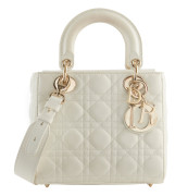 CHRISTIAN DIOR  Sac LADY DIOR SMALL  Cuir blanc à effet Cannage Garniture métal doré Bandoulière Dimensions : 20,5 x 1...