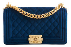 CHANEL Circa 2019  Sac BOY  Velours lisse et matelassé bleu Garniture métal doré Dimensions : 25 x 14,5 x 8 cm   B...