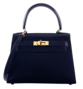 HERMÈS 1988  Sac KELLY Sellier 20  Box marine Garniture métal plaqué or Bandoulière  KELLY Sellier 20 bag Navy b...