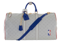 LOUIS VUITTON Édition Limitée 2020  Sac KEEPALL X NBA  Toile Monogram blanc Antartica, cuir bleu, blanc et rouge, filet...