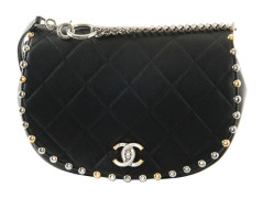 CHANEL Circa 2018  Sac à rabat  Cuir matelassé noir Garniture métal argenté et doré Dimensions : 24 x 18,5 x 7,5 cm ...