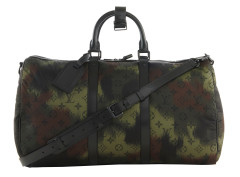 LOUIS VUITTON Édition Limitée 2020  Sac KEEPALL 50  Toile camouflage et cuir noir Garniture métal noirci Anse bandou...