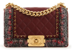 CHANEL 2016-2017  Sac BOY  Cuir matelassé bordeaux, tweed noir, gris et bordeaux, chaîne en métal doré entrelacée de tissu...