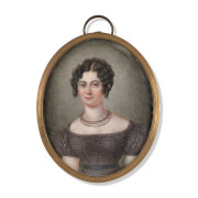 Ecole française vers 1820  Portrait de jeune femme en robe lilas Miniature sur ivoire, de forme ovale