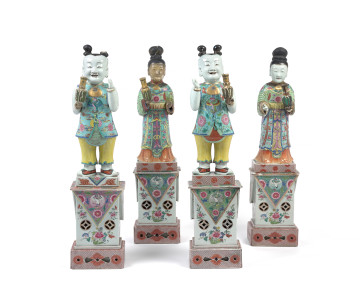 PAIRE DE STATUES DE HOHO ET PAIRE DE STATUES DE FEMMES EN PORCELAINE FAMILLE ROSE, Chine, dynastie Qing, XVIIIe-XIXe siècle