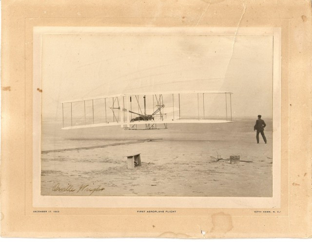 Orville WRIGHT (1871-1948) Premier vol soutenu d'un aéroplane à moteur Tirage argentique d'époque, signé