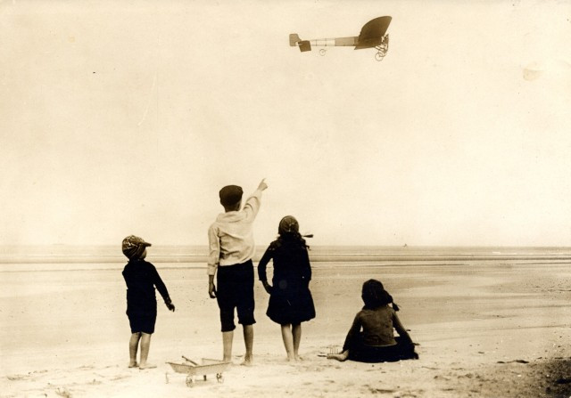 Louis BLERIOT (1872-1936) Première traversée de la Manche par un aéroplane 4 tirages argentiques d'époque, dont un dédicacé "Cordial...