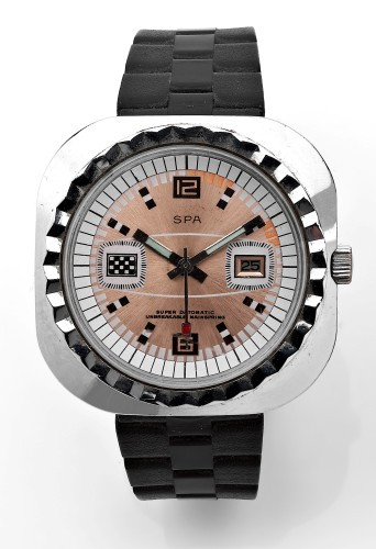 SPA Super Datomatic Unbreakable Mainspring vers 1970 Montre bracelet en métal chromé. Boîtier coussin