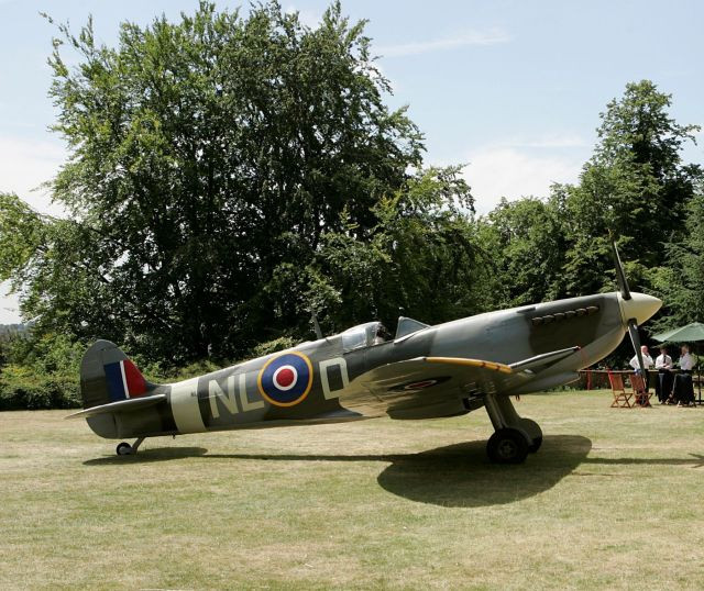 SPITFIRE MK IX  Exceptionnelle maquette à l'échelle 1/1 moulée sur le Spitfire ML407