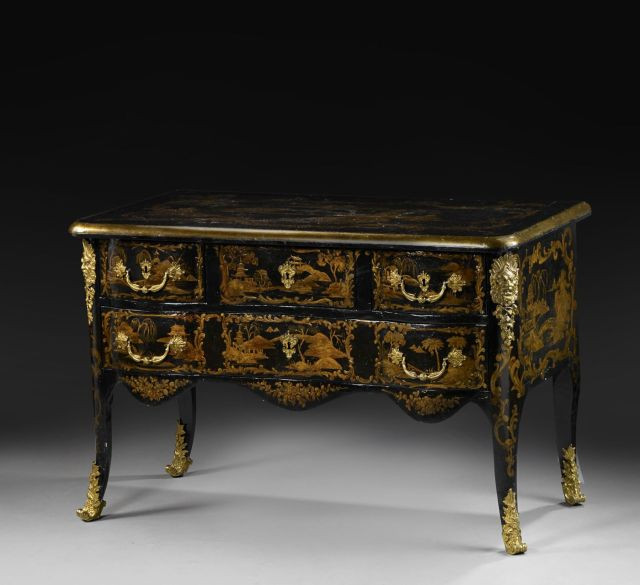 COMMODE D'EPOQUE REGENCE En vernis européen or sur fond noir, ornementation de bronze ciselé et doré, la façade ouvrant par quatre tiro