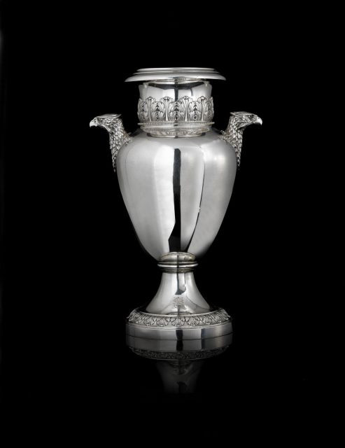 GRAND VASE EN ARGENT, XXEME SIECLE TRAVAIL AUTRICHIEN, PAR BACHRUCH.A.SUCC. De forme balustre, posant sur un piédouche rond à large fri