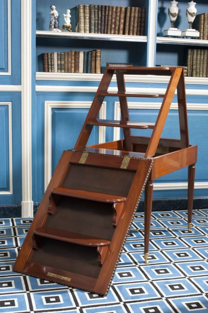 TABOURET-ESCALIER DE BIBLIOTHEQUE A MECANISME D'EPOQUE LOUIS XVI ESTAMPILLE D'ETIENNE LEVASSEUR En acajou et placage d'acajou, de forme