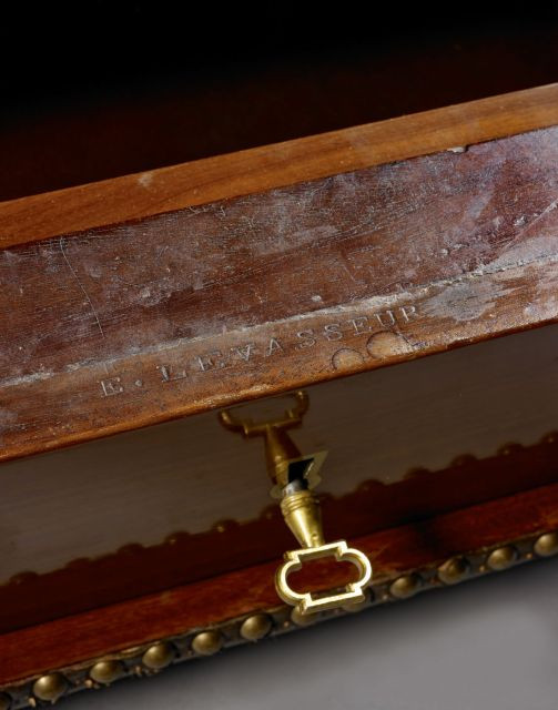 TABOURET-ESCALIER DE BIBLIOTHEQUE A MECANISME D'EPOQUE LOUIS XVI ESTAMPILLE D'ETIENNE LEVASSEUR En acajou et placage d'acajou, de forme