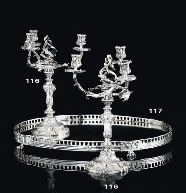 PAIRE DE CANDELABRES ET UNE PAIRE DE FLAMBEAUX ET LEUR BOBECHE EN ARGENT TRAVAIL FRANCAIS