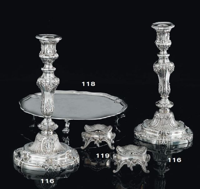 PAIRE DE CANDELABRES ET UNE PAIRE DE FLAMBEAUX ET LEUR BOBECHE EN ARGENT TRAVAIL FRANCAIS