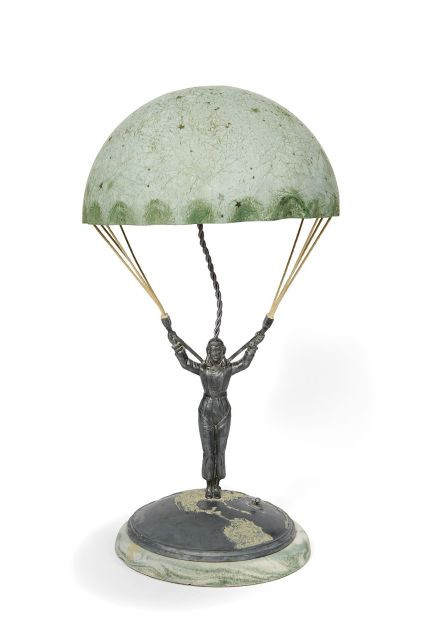 LAMPE AMELIA EARHEART Lampe en métal représentant l'aviatrice Américaine sautant en parachute au-dessus des Etats Unis. Le parachute en