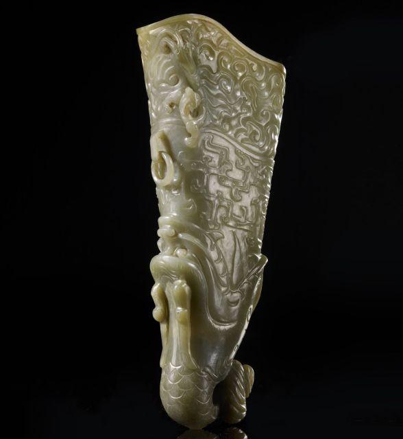 RHYTON EN JADE CÉLADON, CHINE, DYNASTIE QING, XIXE SIÈCLE