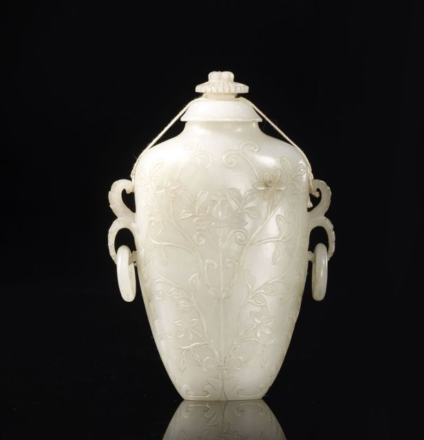 PETIT VASE COUVERT EN JADE CÉLADON PÂLE DE STYLE MOGHOL, CHINE, DYNASTIE QING, FIN DU XVIIIE SIÈCLE