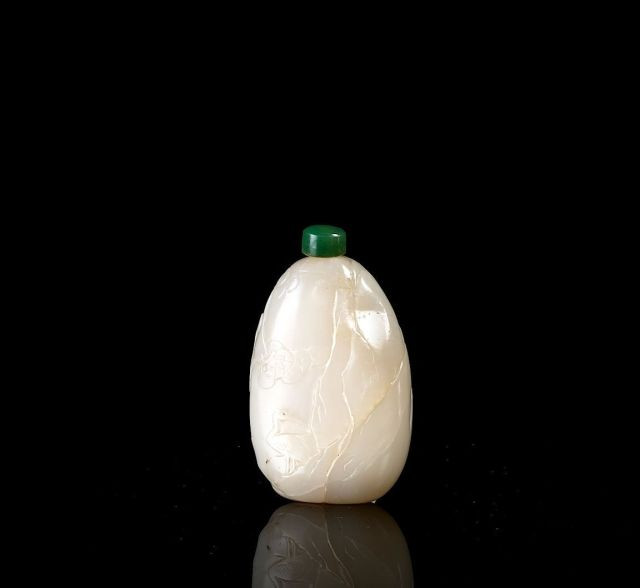 UNE TABATIÈRE EN JADE BLANC, CHINE, DYNASTIE QING, XIXE SIÈCLE ET UNE TABATIÈRE EN JADE CÉLADON, CHINE La première de forme ovoïde apla