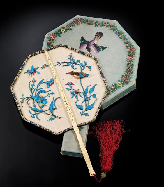 EVENTAIL EN SOIE ET PAPIER, PLUME DE MARTIN-PECHEUR ET IVOIRE, CHINE, CANTON, DYNASTIE QING, FIN DU XIXE SIÈCLE