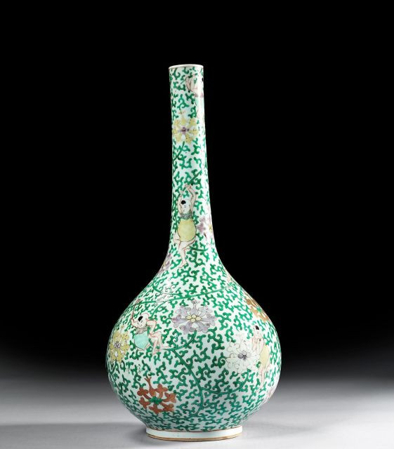 VASE EN PORCELAINE FAMILLE VERTE, CHINE, DYNASTIE QING, XIXE SIÈCLE