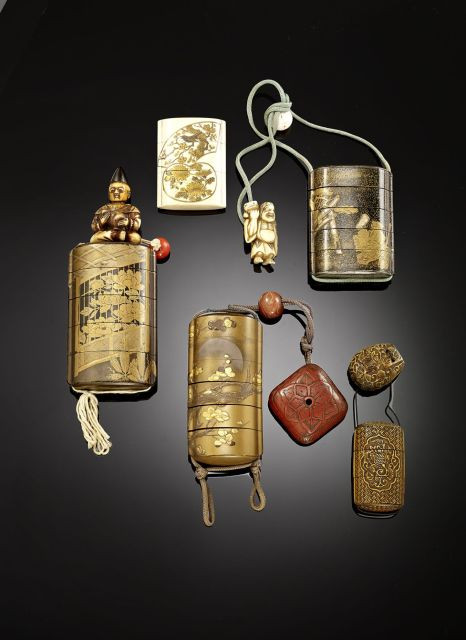 CINQ INRO, DEUX NETSUKE ET DEUX MANJU, JAPON, EPOQUE MEIJI, XIXEME SIECLE Le premier à quatre compartiments, en bois laqué or sur fond