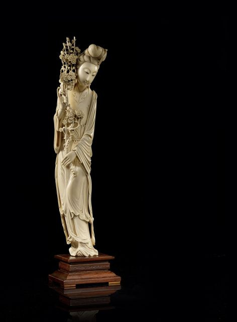 GRANDE STATUETTE EN IVOIRE, CHINE, DÉBUT DU XXE SIÈCLE