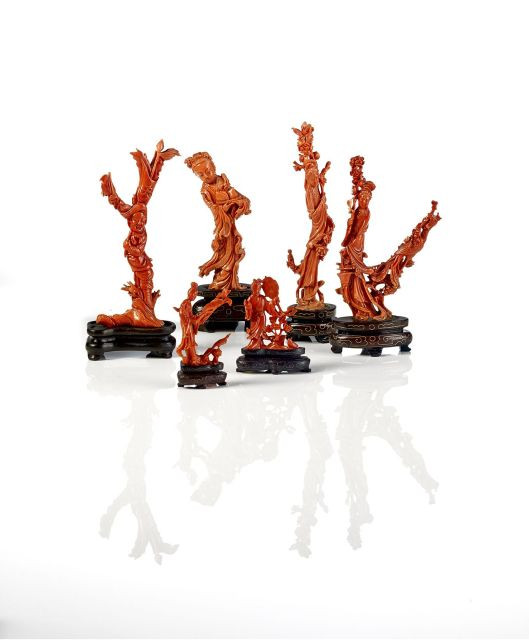 SIX GROUPES EN CORAIL SCULPTÉ, CHINE