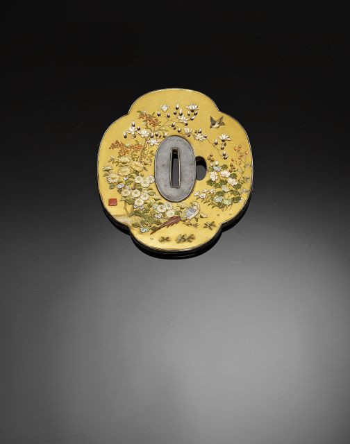 TSUBA EN LAQUE OR ET INCRUSTATIONS SHIBAYAMA, JAPON, EPOQUE MEIJI, FIN DU XIXE SIÈCLE