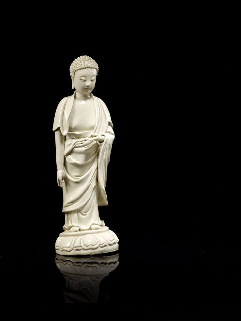 STATUETTE DE BOUDDHA EN PORCELAINE BLANC DE CHINE, CHINE, DYNASTIE QING, FIN DU XVIIE SIÈCLE