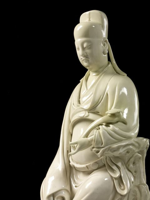 STATUETTE DE SAGE TAOISTE EN PORCELAINE BLANC DE CHINE, CHINE, DYNASTIE QING, ÉPOQUE KANGXI (1662-1722) Représentant le sage Wen Chang