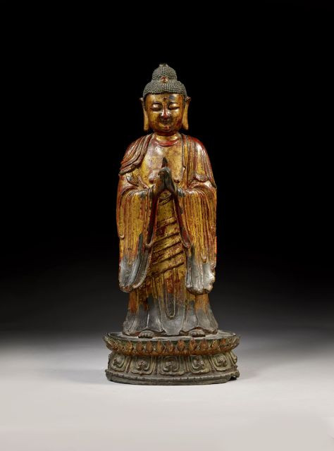 STATUE DE BOUDDHA EN BRONZE LAQUÉ ROUGE ET OR, CHINE, DYNASTIE MING, XVE-XVIE SIÈCLE