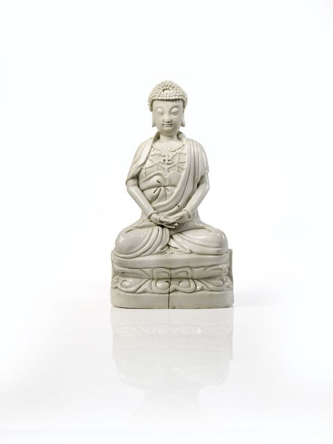 STATUETTE DE BOUDDHA EN PORCELAINE BLANC DE CHINE, CHINE, XVIIE SIÈCLE