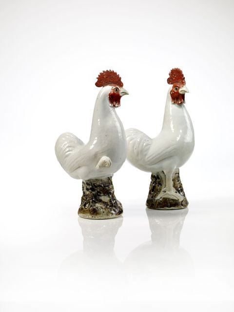 PAIRE DE COQS EN PORCELAINE, CHINE, DYNASTIE QING, XVIIIE SIÈCLE