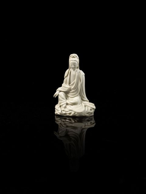 STATUETTE DE GUANYIN EN PORCELAINE BLANC DE CHINE, CHINE, DYNASTIE QING, XVIIE-XVIIIE SIÈCLE