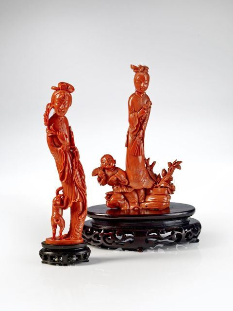 DEUX STATUETTES EN CORAIL SCULPTÉ, CHINE