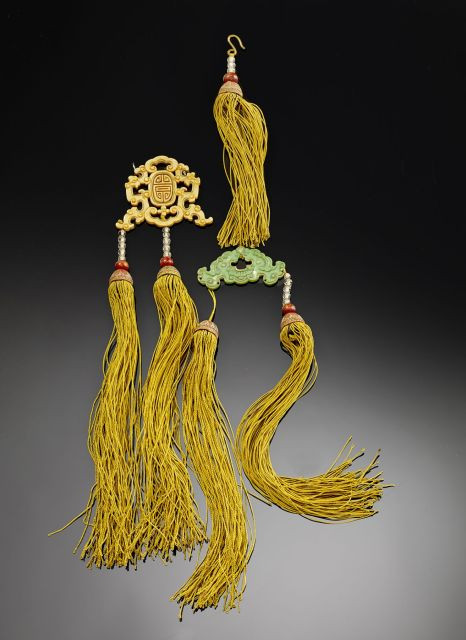 DEUX PENDENTIFS EN IVOIRE ET IVOIRE TEINTÉ, CHINE, DYNASTIE QING, XVIIIE-XIXE SIÈCLE