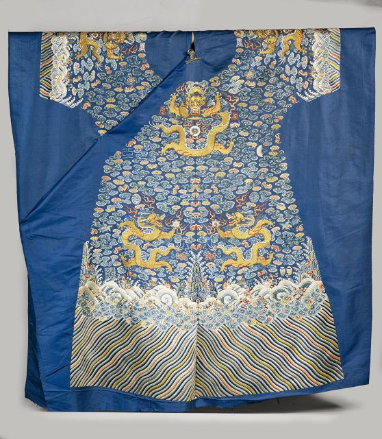 RARE ROBE IMPÉRIALE AU DOUZE SYMBOLES NON MONTÉE EN SOIE BLEUE BRODÉE, JIFU, CHINE, DYNASTIE QING, DÉBUT DU XIXE SIÈCLE