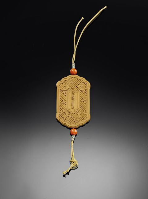 PENDENTIF EN BOIS DE SANTAL, CHINE, DYNASTIE QING, XIXE SIÈCLE