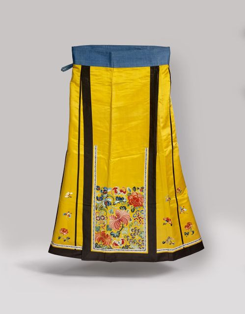 ROBE EN SOIE BRUNE BRODÉE, JUPE EN SOIE JAUNE BRODÉE ET VESTE EN SOIE BLEUE MATELASSÉE BRODÉE, CHINE, PREMIÈRE MOITIÉ DU XXE SIÈCLE