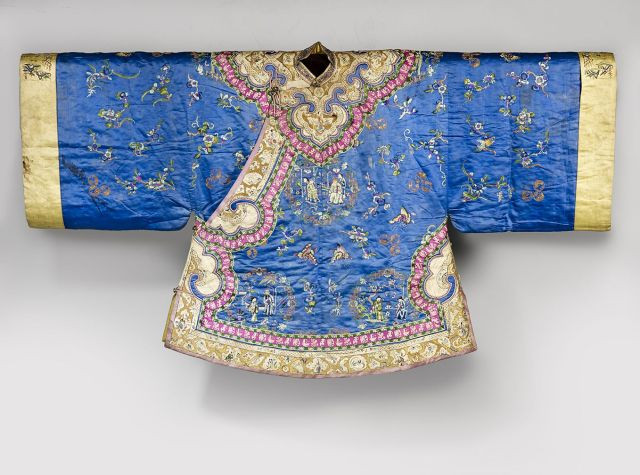 ROBE EN SOIE BRUNE BRODÉE, JUPE EN SOIE JAUNE BRODÉE ET VESTE EN SOIE BLEUE MATELASSÉE BRODÉE, CHINE, PREMIÈRE MOITIÉ DU XXE SIÈCLE