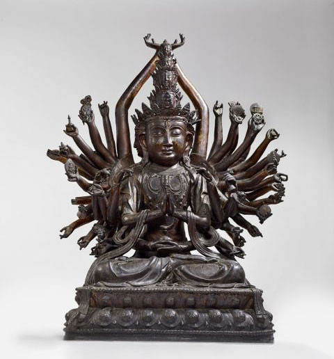 RARE ET IMPORTANTE SCULPTURE D'AVALOKITESVARA EN BRONZE LAQUÉ OR, CHINE, DYNASTIE MING, XVIE-XVIIE SIÈCLE La divinité est assise, sur u