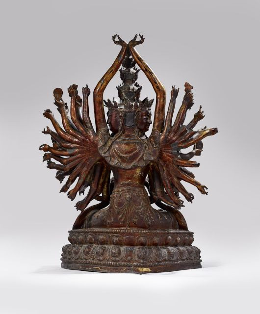 RARE ET IMPORTANTE SCULPTURE D'AVALOKITESVARA EN BRONZE LAQUÉ OR, CHINE, DYNASTIE MING, XVIE-XVIIE SIÈCLE La divinité est assise, sur u