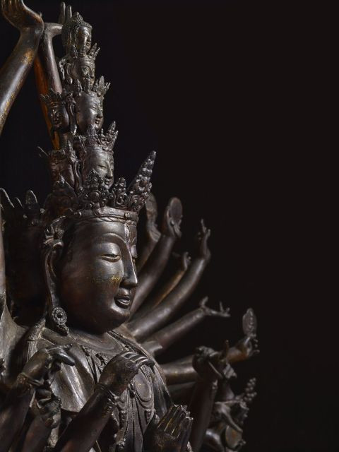 RARE ET IMPORTANTE SCULPTURE D'AVALOKITESVARA EN BRONZE LAQUÉ OR, CHINE, DYNASTIE MING, XVIE-XVIIE SIÈCLE La divinité est assise, sur u