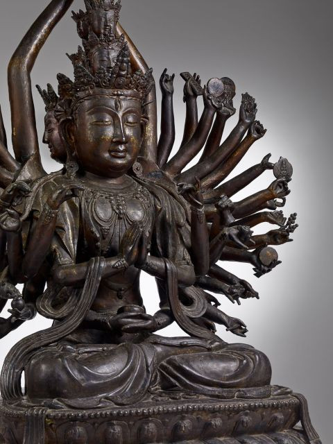 RARE ET IMPORTANTE SCULPTURE D'AVALOKITESVARA EN BRONZE LAQUÉ OR, CHINE, DYNASTIE MING, XVIE-XVIIE SIÈCLE La divinité est assise, sur u