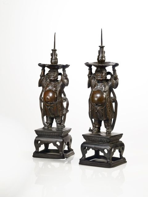 PAIRE DE BOUGEOIRS EN BRONZE, CHINE, XVIIEME SIÈCLE