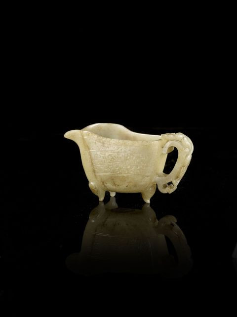 COUPE LIBATOIRE EN JADE CÉLADON ET ROUILLE SCULPTÉ, CHINE, DYNASTIES MING, XVIE-XVIIE SIÈCLE