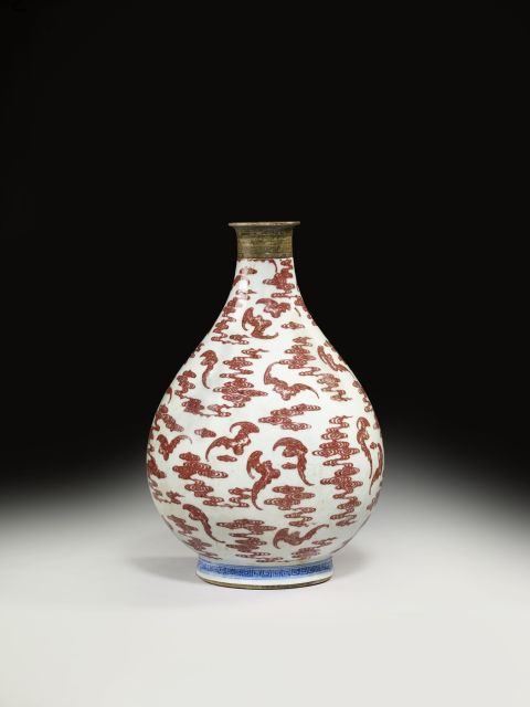 VASE YUHUCHUNPING EN PORCELAINE BLEU BLANC ET ROUGE DE CUIVRE, CHINE, DYNASTIE QING, ÉPOQUE QIANLONG (1736-1795)