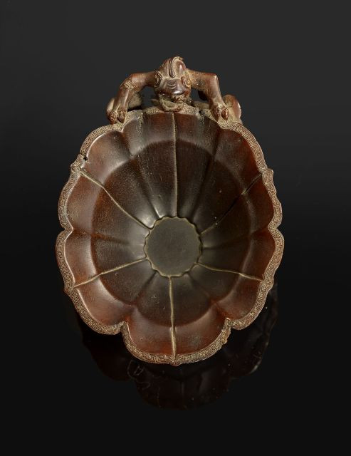 COUPE LIBATOIRE EN CORNE DE RHINOCÉROS SCULPTÉE, CHINE, DYNASTIE QING, XVIIE SIÈCLE